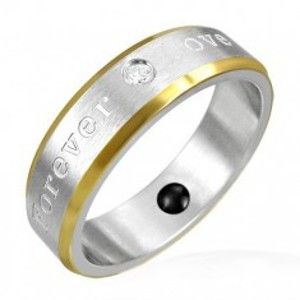 Šperky eshop - Magnetický prsteň z ocele - okraje zlatej farby, romantické gravírovanie K13.1 - Veľkosť: 51 mm