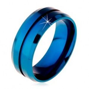 Šperky eshop - Modrý prsteň z chirurgickej ocele, úzky zárez v strede, skosené okraje, 8 mm M08.25 - Veľkosť: 60 mm