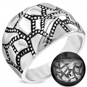 Šperky eshop - Mohutný oceľový prsteň striebornej farby, zvlnený povrch, patinované pásy K01.13 - Veľkosť: 52 mm