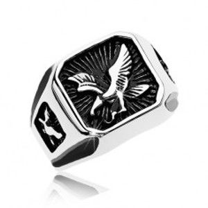 Šperky eshop - Mohutný prsteň z ocele 316L, čierny patinovaný štvorec s dravým vtákom AB35.09 - Veľkosť: 60 mm
