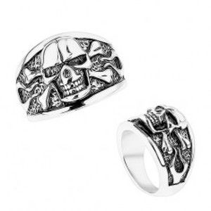 Šperky eshop - Mohutný prsteň z ocele 316L, vypuklá lebka s prekríženými kosťami, čierna patina HH3.14 - Veľkosť: 61 mm