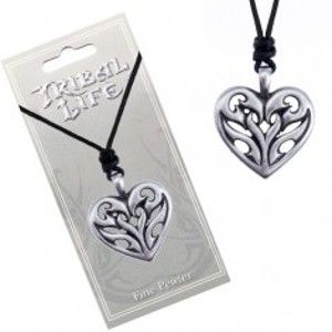 Šperky eshop - Náhrdelník - čierna šnúrka a kovové srdce s vyrezávanými plameňmi AC1.07