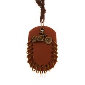 Šperky eshop - Náhrdelník z umelej kože, prívesky - hnedý ovál s krúžkami a motorka Y37.08