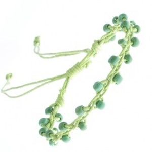 Šperky eshop - Náramok so zelenou šnúrkou zdobenou korálkami Z11.6