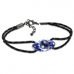 Šperky eshop - Náramok z čiernej šnúrky a oválnej FIMO korálky, modré kvety AA21.15/AA37.01 - Dĺžka: 220 mm
