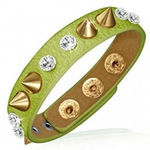 Šperky eshop - Náramok z kože - zelený prúžok s čírymi kameňmi a špicami zlatej farby X37.7