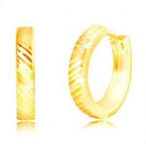 Šperky eshop - Náušnice v žltom 14K zlate - úzke lesklé krúžky s diagonálnymi líniami GG219.10