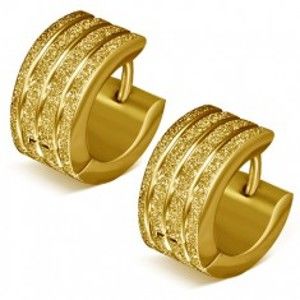 Šperky eshop - Náušnice z ocele - pieskové krúžky zlatej farby, lesklé ryhy R8.3