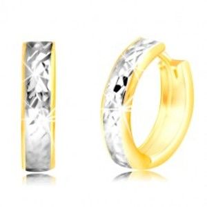 Šperky eshop - Náušnice zo 14K zlata - úzky krúžok s brúseným pásom v bielom zlate GG219.27