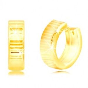 Šperky eshop - Náušnice zo žltého 14K zlata - lesklé krúžky zdobené horizontálnymi líniami GG219.14