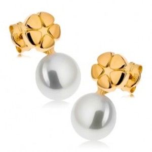 Šperky eshop - Náušnice zo žltého 9K zlata, lesklý gravírovaný kvet, biela perla GG43.08