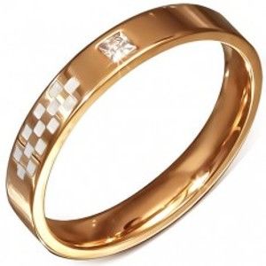 Šperky eshop - Obrúčka ružovozlatej farby z ocele, biela šachovnica, zirkón BB5.3 - Veľkosť: 58 mm