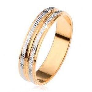 Šperky eshop - Obrúčka v zlatej a striebornej farbe, ryhované pruhy a zaoblený stredový pás AC10.18 - Veľkosť: 53 mm