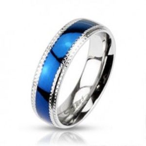 Šperky eshop - Obrúčka z chirurgickej ocele - modrý lesklý pás a vrúbkovaný lem B6.01 - Veľkosť: 59 mm