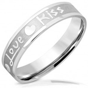 Šperky eshop - Obrúčka z ocele - matný pás s lesklými hranami, nápis "Love" a "Kiss", srdiečka, 5 mm J04.19 - Veľkosť: 57 mm