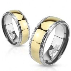 Šperky eshop - Obrúčka z ocele, pruh zlatej farby, znížené okraje, ryhované pásy K2.8 - Veľkosť: 49 mm