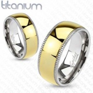 Šperky eshop - Obrúčka z titánu - široký stred zlatej farby s vrúbkovanými okrajmi L1.02 - Veľkosť: 65 mm