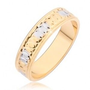 Šperky eshop - Obrúčka zlatej farby, kruhové zárezy a plochy v striebornej farbe BB08.07 - Veľkosť: 52 mm