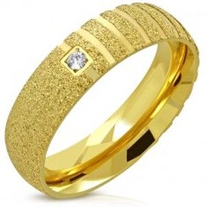 Šperky eshop - Obrúčka zlatej farby z ocele - pieskovaný povrch, matné pruhy, zirkón, 6 mm J03.18 - Veľkosť: 62 mm