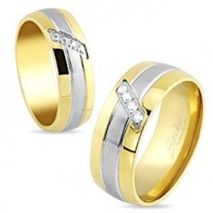 Šperky eshop - Oceľová obrúčka, pásiky zlatej a striebornej farby, šikmá línia čírych zirkónov, 6 mm S81.10 - Veľkosť: 55 mm