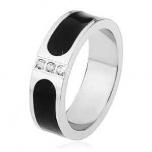 Šperky eshop - Oceľová obrúčka, strieborná farba, čierny glazúrovaný pás, tri číre zirkóny S71.18 - Veľkosť: 57 mm