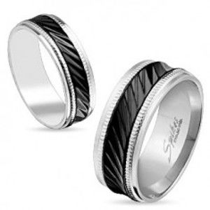 Šperky eshop - Oceľová obrúčka striebornej farby, čierny pás so šikmými zárezmi, vrúbky, 6 mm S82.06 - Veľkosť: 49 mm