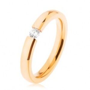 Šperky eshop - Oceľová svadobná obrúčka zlatej farby, číry zirkónik, ploché ramená HH6.16 - Veľkosť: 57 mm