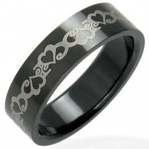 Šperky eshop - Oceľový čierny prsteň so srdiečkami D4.19 - Veľkosť: 56 mm