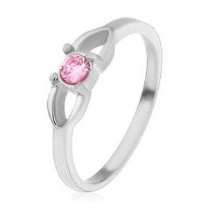 Šperky eshop - Oceľový detský prsteň, kontúra mašličky a okrúhly ružový zirkón v strede H4.03 - Veľkosť: 44 mm