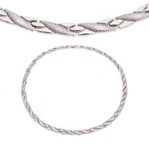 Šperky eshop - Oceľový náhrdelník, šikmé línie s hadím vzorom, strieborný odtieň, magnety Z47.15