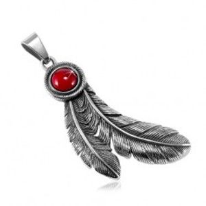 Šperky eshop - Oceľový patinovaný prívesok, okrúhly červený kamienok a indiánske pierka SP81.25