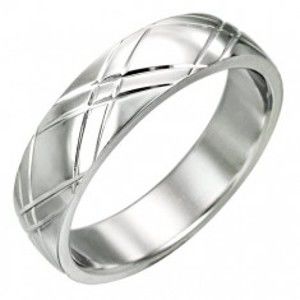 Šperky eshop - Oceľový prsteň - lesklý povrch, diagonálne ryhovanie v tvare X L5.02 - Veľkosť: 64 mm