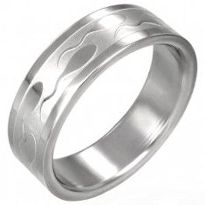Šperky eshop - Oceľový prsteň – lesklý povrch, vyryté motívy žubrienok J2.17 - Veľkosť: 57 mm