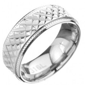 Šperky eshop - Oceľový prsteň - obrúčka so šikmým ryhovaním a vrúbkovaným lemom C26.13 - Veľkosť: 65 mm