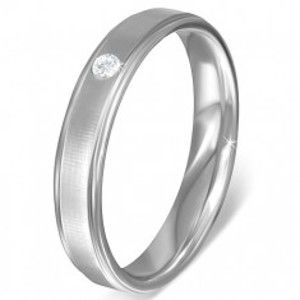Šperky eshop - Oceľový prsteň - pás so saténovým leskom a zirkónom L5.05 - Veľkosť: 59 mm