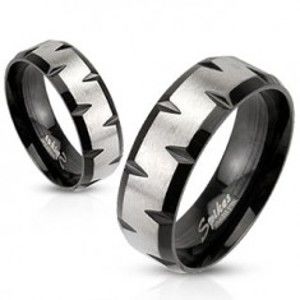 Šperky eshop - Oceľový prsteň - pás striebornej farby v strede so zárezmi C24.7/C24.8 - Veľkosť: 52 mm