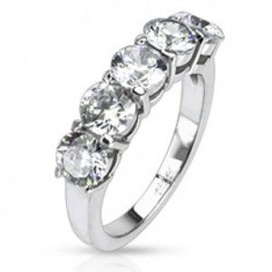Šperky eshop - Oceľový prsteň - päť okrúhlych čírych zirkónov v dvojitej objímke E2.1 - Veľkosť: 50 mm