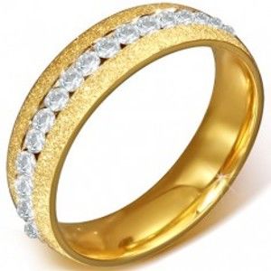 Šperky eshop - Oceľový prsteň - pieskovaná obrúčka zlatej farby, okrúhle číre zirkóniky BB3.4 - Veľkosť: 52 mm