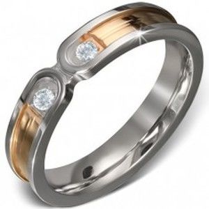 Šperky eshop - Oceľový prsteň - pruh zlatej farby s lemom striebornej farby, dva číre zirkóny E2.10 - Veľkosť: 52 mm
