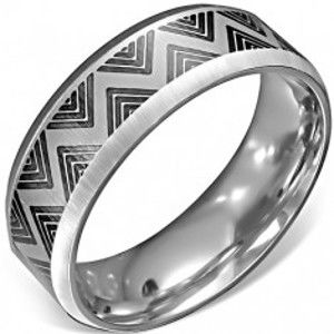 Šperky eshop - Oceľový prsteň - saténový povrch s čiernym cik-cak vzorom B3.07 - Veľkosť: 59 mm