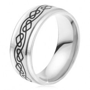 Šperky eshop - Oceľový prsteň - strieborná farba, tenká gravírovaná zvlnená línia, srdcia BB15.01 - Veľkosť: 52 mm