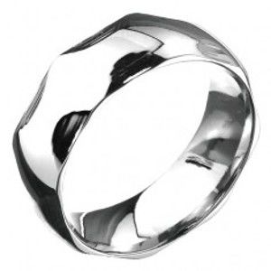 Šperky eshop - Oceľový prsteň - zaoblená obrúčka a polkruhové priehlbiny, strieborná farba C26.12 - Veľkosť: 57 mm