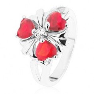 Šperky eshop - Oceľový prsteň, ligotavý kvet s červenými srdiečkovými zirkónmi R28.25 - Veľkosť: 52 mm
