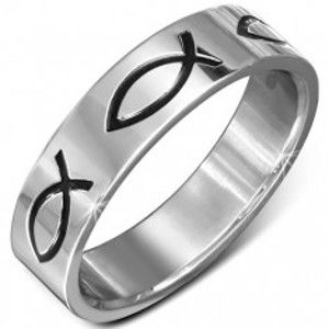 Šperky eshop - Oceľový prsteň, obrúčka, vyrytá kontúra ryby, čierna glazúra BB5.20 - Veľkosť: 62 mm