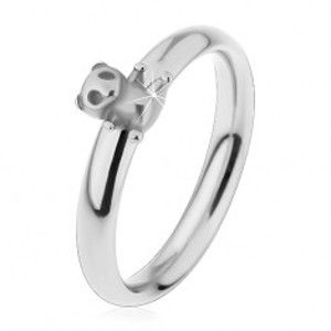Šperky eshop - Oceľový prsteň pre deti, strieborný odtieň, malý macko, jemne vypuklé ramená H3.18 - Veľkosť: 47 mm