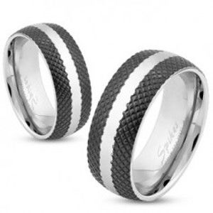 Šperky eshop - Oceľový prsteň s čiernym mriežkovaným povrchom, pás striebornej farby, 6 mm 39.17 - Veľkosť: 52 mm