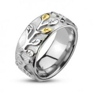Šperky eshop - Oceľový prsteň s lístkami zlato-striebornej farby a patinou B4.01 - Veľkosť: 57 mm