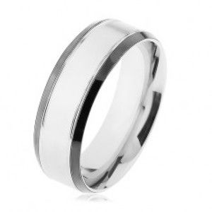 Šperky eshop - Oceľový prsteň, strieborná farba, lesklý lem čiernej farby HH9.1 - Veľkosť: 58 mm