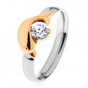Šperky eshop - Oceľový prsteň striebornej a zlatej farby, delfín a trblietavý číry zirkón S21.20 - Veľkosť: 52 mm