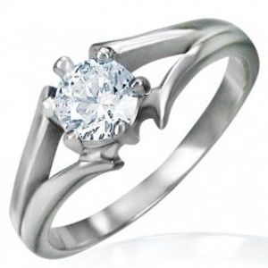 Šperky eshop - Oceľový prsteň striebornej farby - zásnubný, rozdelené ramená, číry zirkón D9.13 - Veľkosť: 59 mm